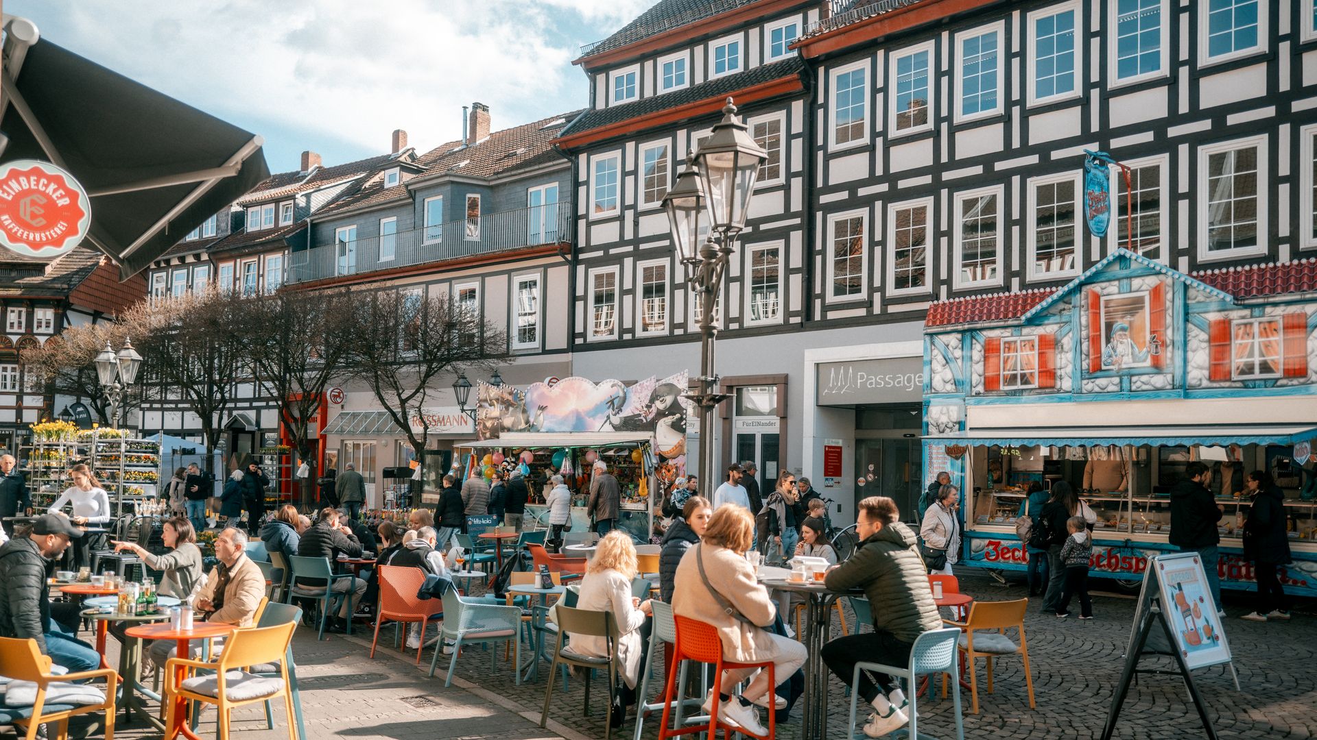 Belebter Frühjahrsmarkt in Einbecker Altstadt mit Ständen, Fachwerkhäusern und Gästen.