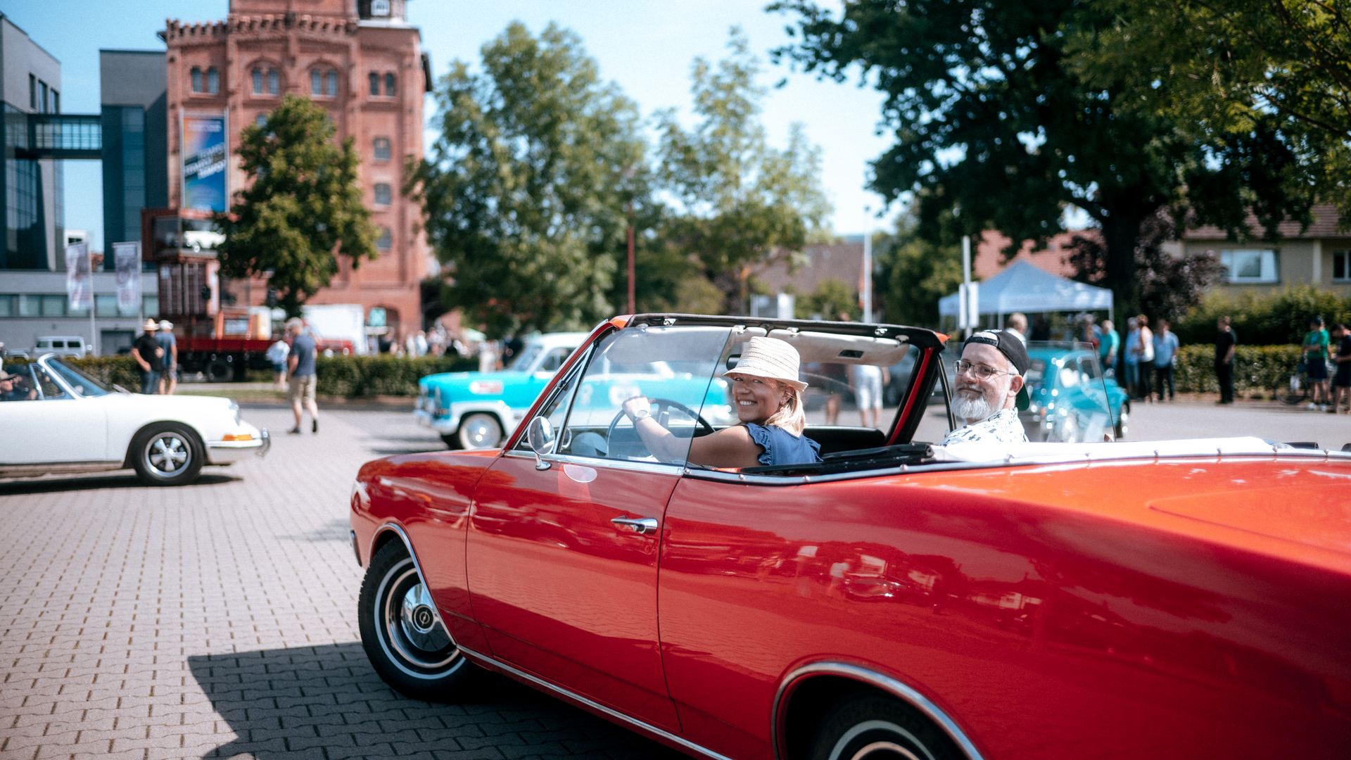 Roter Oldtimer beim Start der PS.Rallye 2023