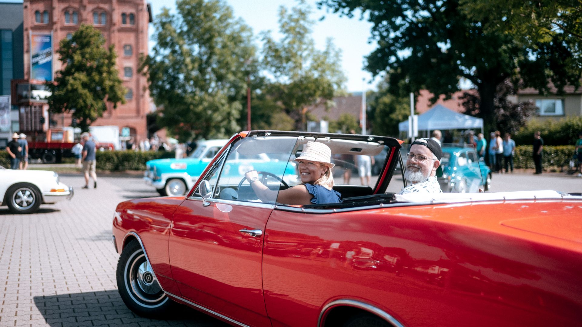 Roter Oldtimer beim Start der PS.Rallye 2023