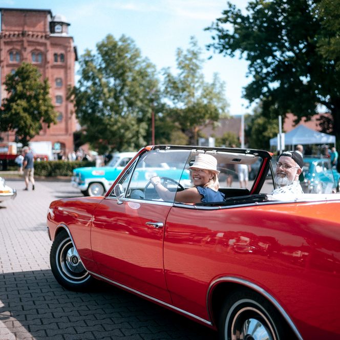 Roter Oldtimer beim Start der PS.Rallye 2023