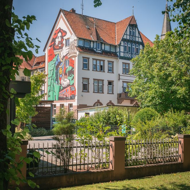 Großes Street Art Kunstwerk an der Wand eines Hauses in Einbeck.