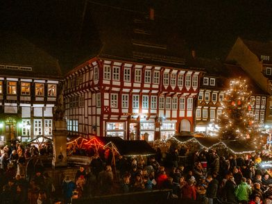Einbecker Weihnachtsdorf Weihnachtsmarkt auf dem Einbecker Marktplatz am Abend.