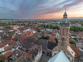 Einbeck mit Marktkirche aus der Vogelperspektive bei Sonnenuntergang.