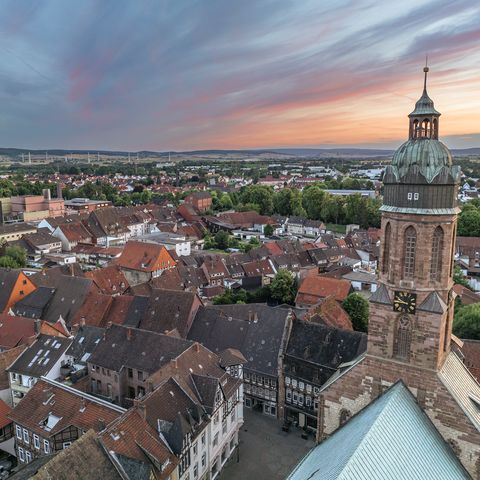 Einbeck mit Marktkirche aus der Vogelperspektive bei Sonnenuntergang.
