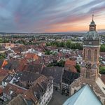 Einbeck mit Marktkirche aus der Vogelperspektive bei Sonnenuntergang.