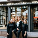Menschen vor einem großen Fachwerkhaus