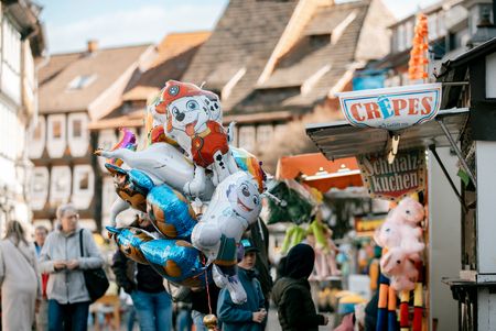 Bunte Heliumballons und Marktstände mit Crêpes beim Frühjahrsmarkt in Einbeck.