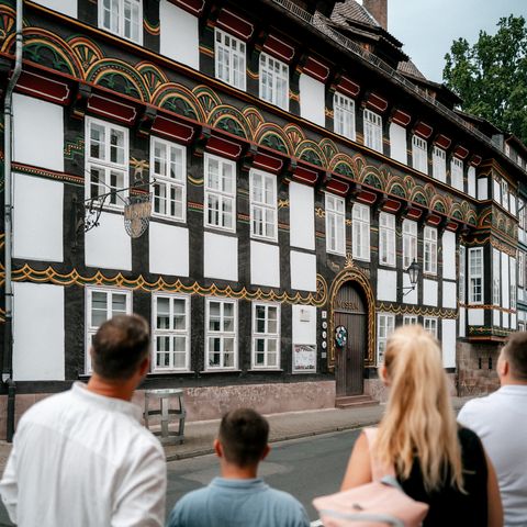Familie mit zwei Kindern schaut auf das Einbecker StadtMuseum.
