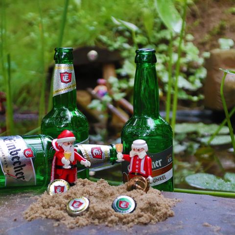 Zwei Playmbobil Figuren stehen am Wasser mit einem Einbecker Bier