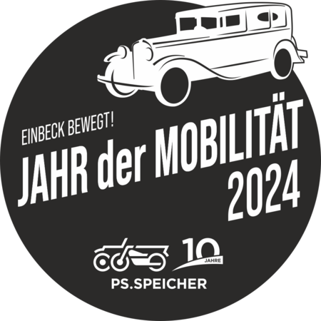 Das Logo des Jahres der Mobilität enthält oben einen weißen Oldtimer auf schwarzem Hintergrund. Darunter befindet sich der Text „Einbeck bewegt!" „Jahr der Mobilität 2024", sowie das Logo des PS.SPEICHERs