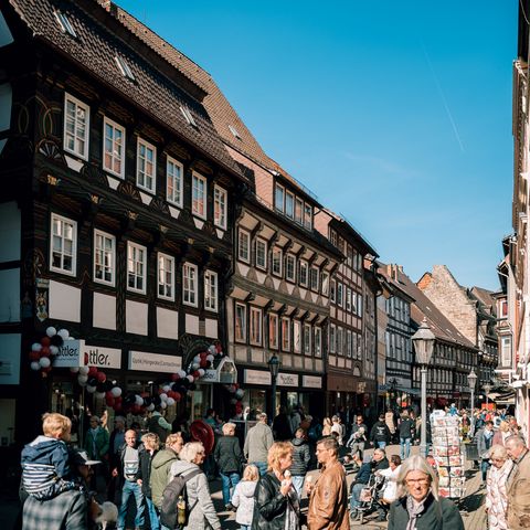 Die belebte Marktstraße während des Einbecker Eulenfestes.