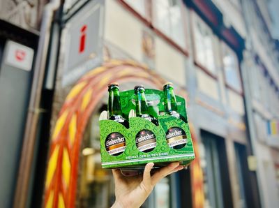 Sixpack mit Einbecker Bier in der Tourist-Information erwerben