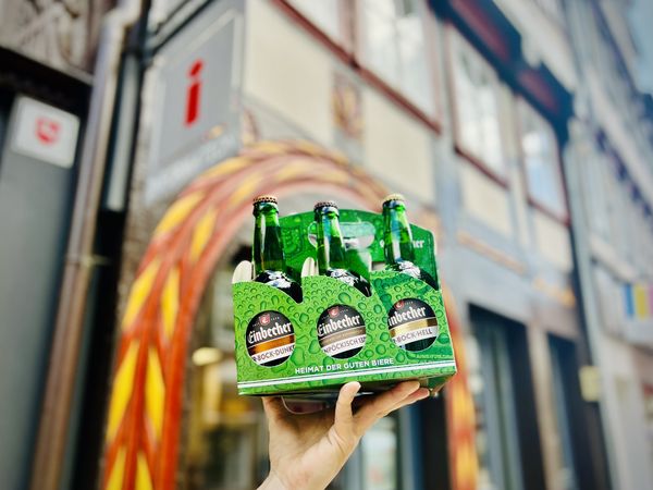 Sixpack mit Einbecker Bier in der Tourist-Information erwerben