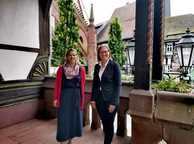 Bürgermeisterin Dr. Sabine Michalek mit Stabsstellenleiterin Ulrike Lauerwald.