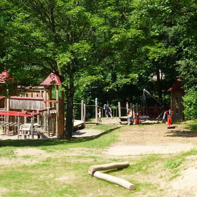 abenteuerspielplatz-spielgeraet-burg