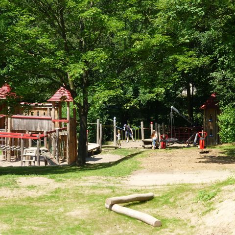 abenteuerspielplatz-spielgeraet-burg
