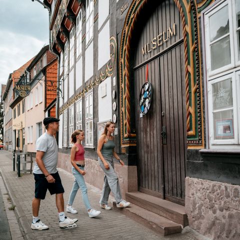Eine Familie am Eingang des StadtMuseums auf dem Weg hinein.