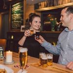 2 Personen genießen Einbeck Bier im Restaurant Brodhaus.