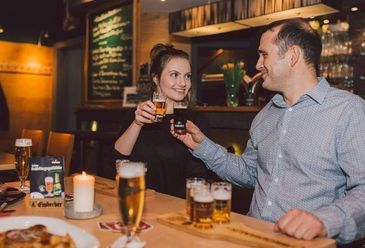 2 Personen genießen Einbeck Bier im Restaurant Brodhaus.