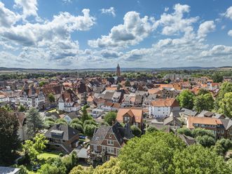 Stadt Einbeck bei blauem Himmel aus der Vogelperspektive.