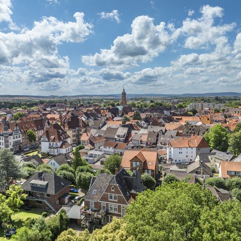 Stadt Einbeck bei blauem Himmel aus der Vogelperspektive.