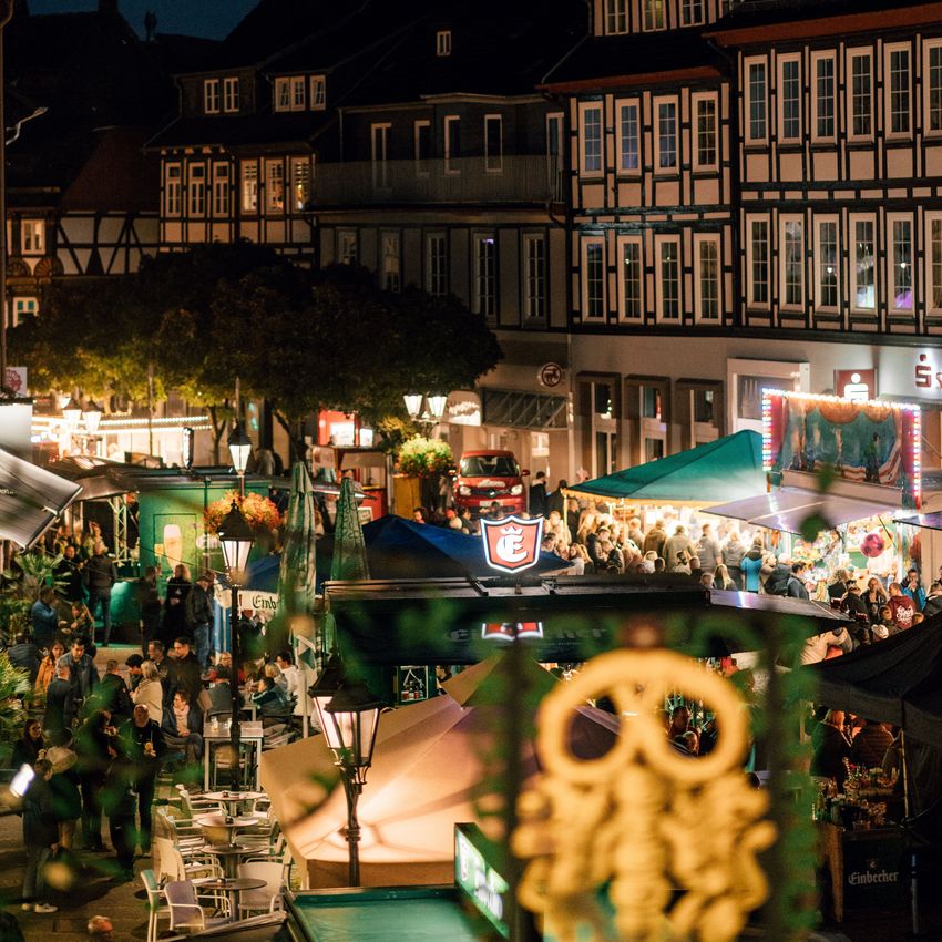 Blick auf den menschengefüllten Einbecker Marktplatz während des Eulenfestes bei Nacht.