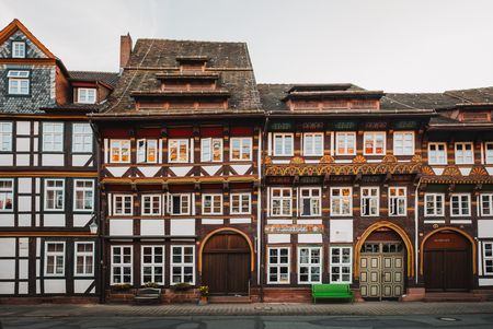 Fachwerkzeile Tiedexer Straße in Einbeck mit detailreichen Verzierungen.