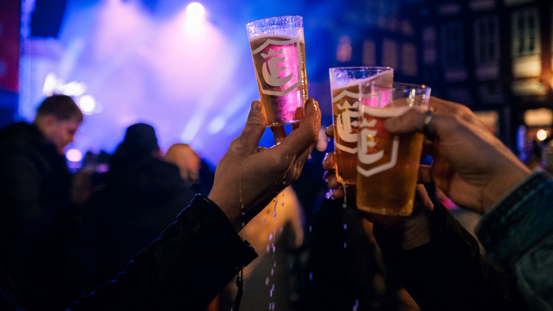 Becher, die auf dem Eulenfest mit Einbecker Bier anstoßen. 