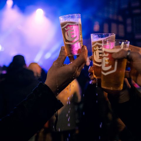 Becher, die auf dem Eulenfest mit Einbecker Bier anstoßen. 