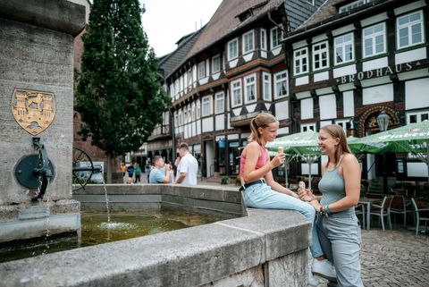 Familie beim Till-Eulenspiegel-Brunnen auf dem Einbecker Marktplatz.