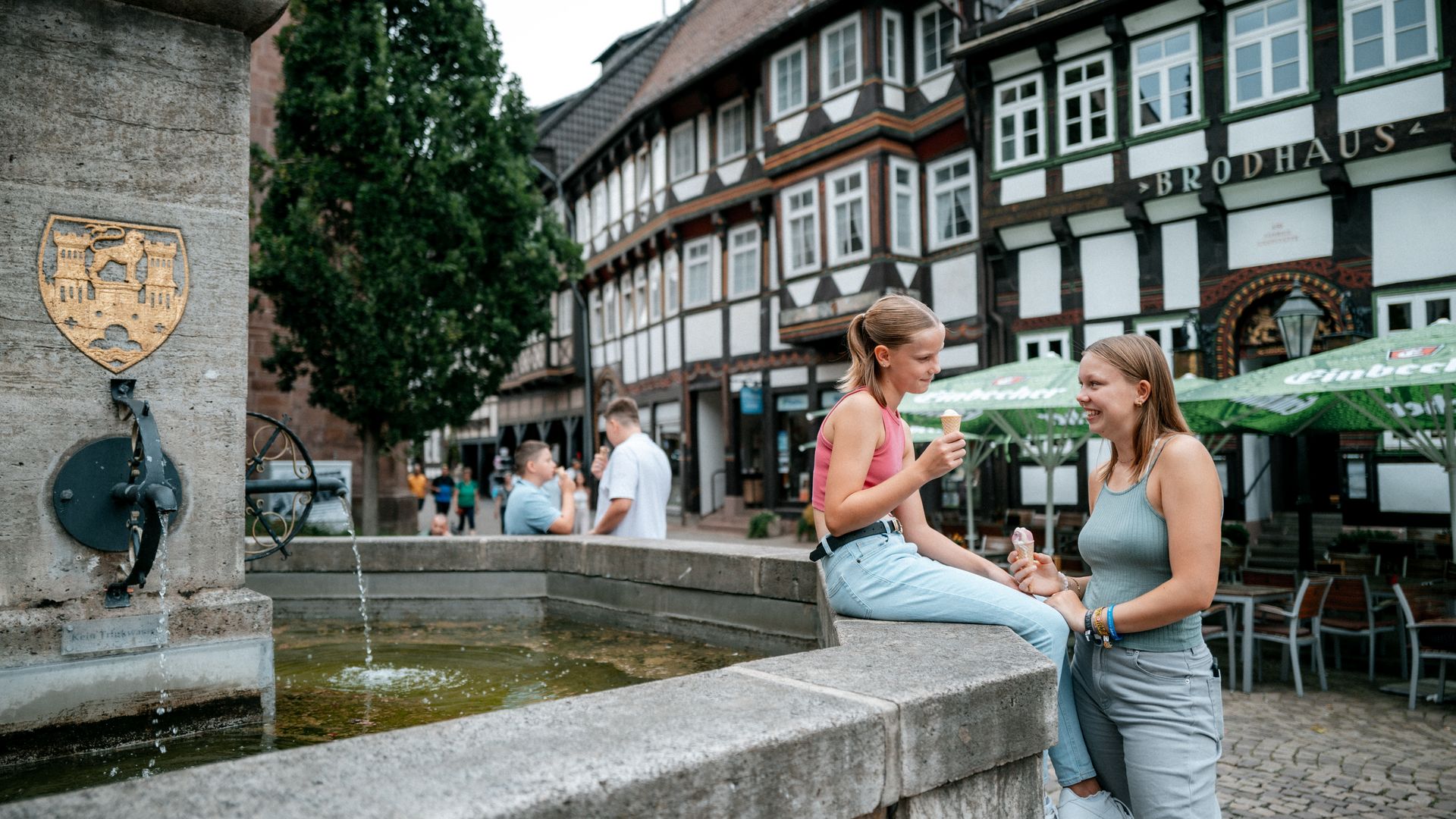 Familie beim Till-Eulenspiegel-Brunnen auf dem Einbecker Marktplatz.