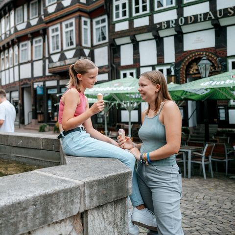 Familie beim Till-Eulenspiegel-Brunnen auf dem Einbecker Marktplatz.