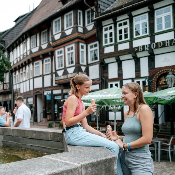 Familie beim Till-Eulenspiegel-Brunnen auf dem Einbecker Marktplatz.