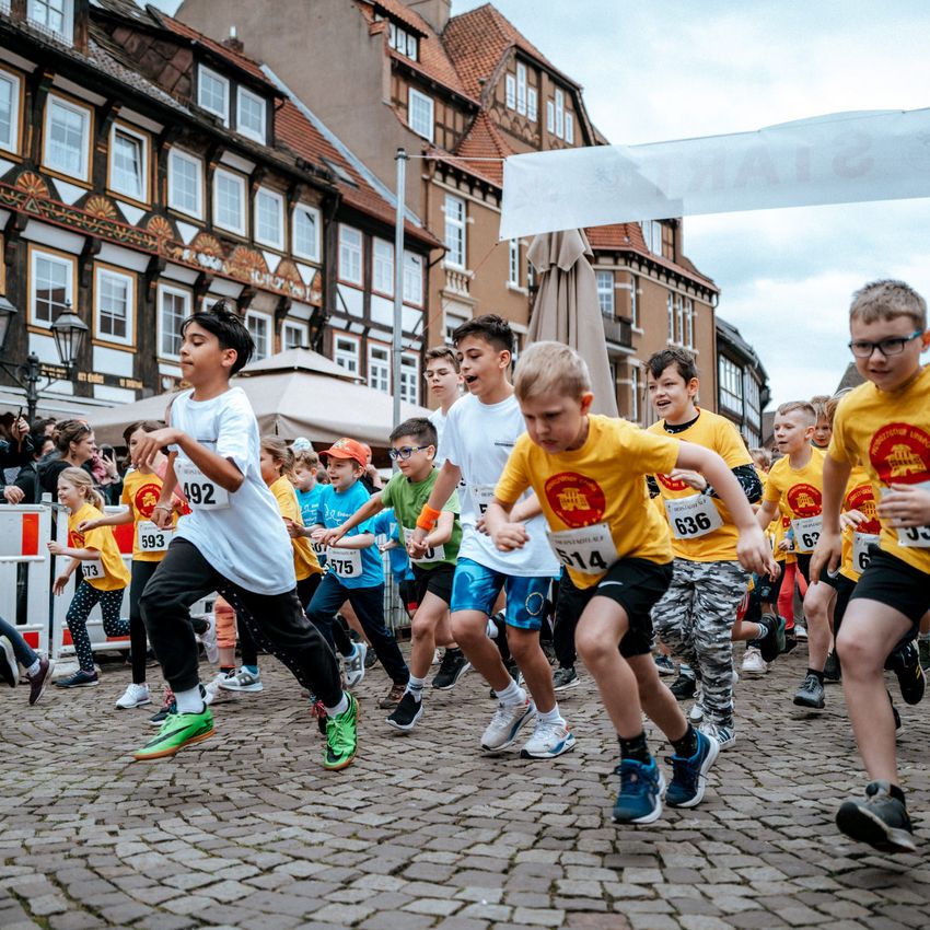 Viele Kinder am Startpunkt des Einbecker Bierstadtlaufs laufen los.