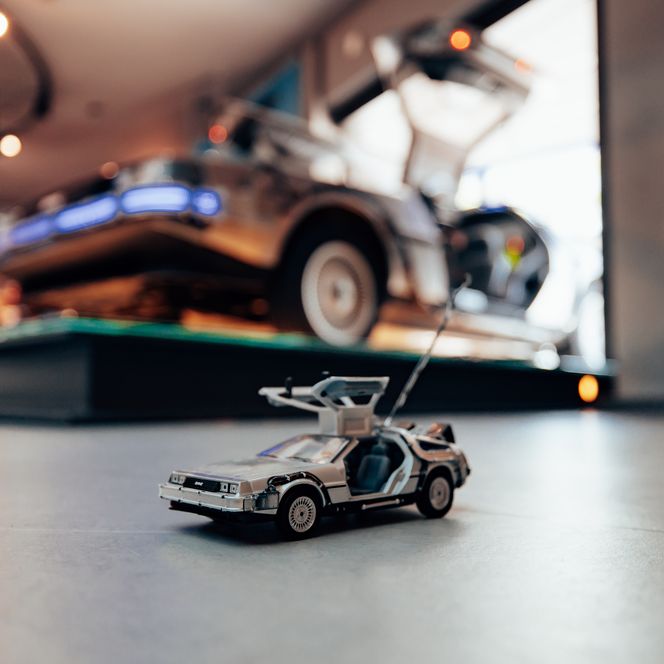 Modellauto DeLorean vor großem Ausstellungsfahrzeug im PS.SPEICHER.