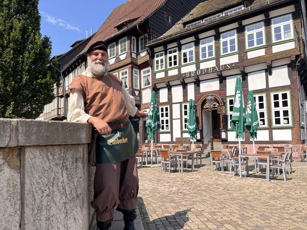 Einbecks historischer Braumeister Historisch gekleideter Braumeister vor dem Brodhaus in Einbecks Altstadt