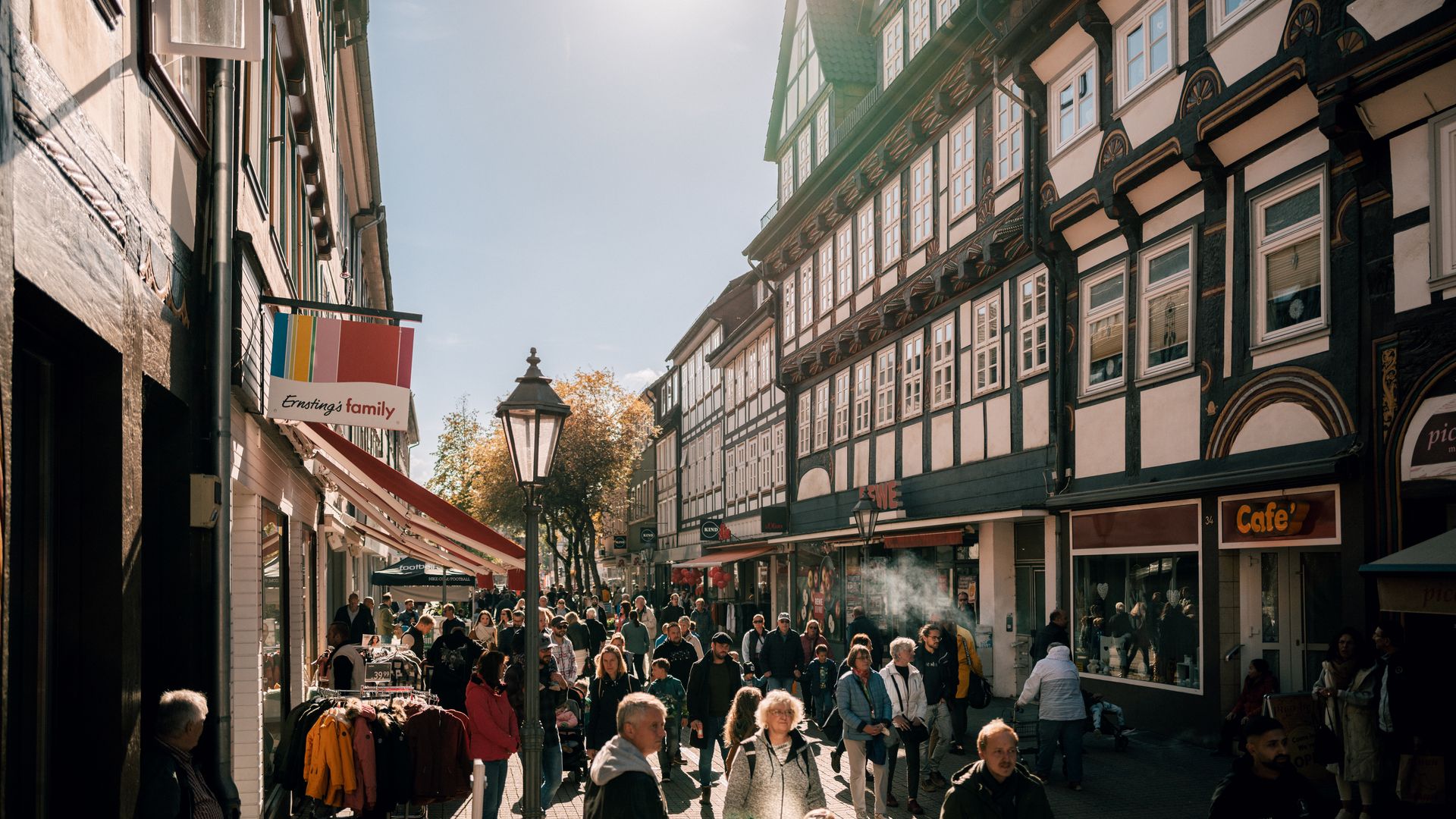 Die belebte Marktstraße während des Einbecker Eulenfestes.