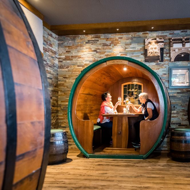 Zwei Personen genießen ihr Einbecker Bier im Restaurants "Brodhaus".