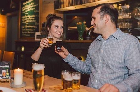 2 Personen genießen Einbeck Bier im Restaurant Brodhaus.