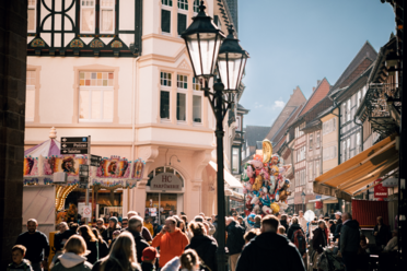 Viele Menschen in einer Straße bei einem Volksfest.
