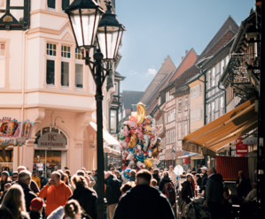 Viele Menschen in einer Straße bei einem Volksfest.